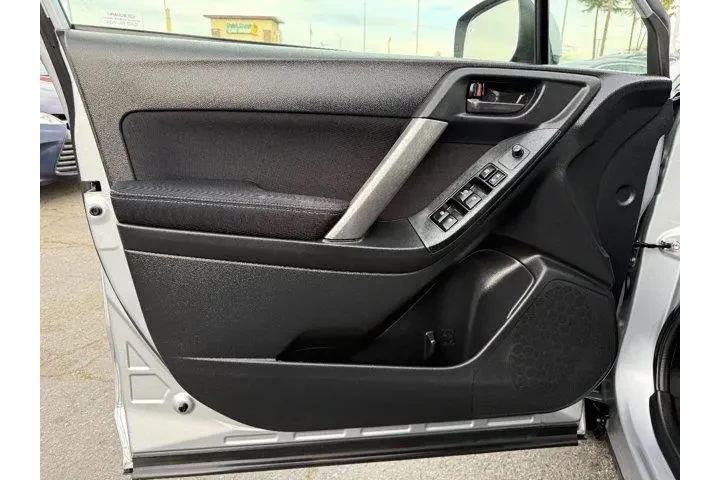 $17490 : Subaru Forester 2015 AWD 2.5 image 9