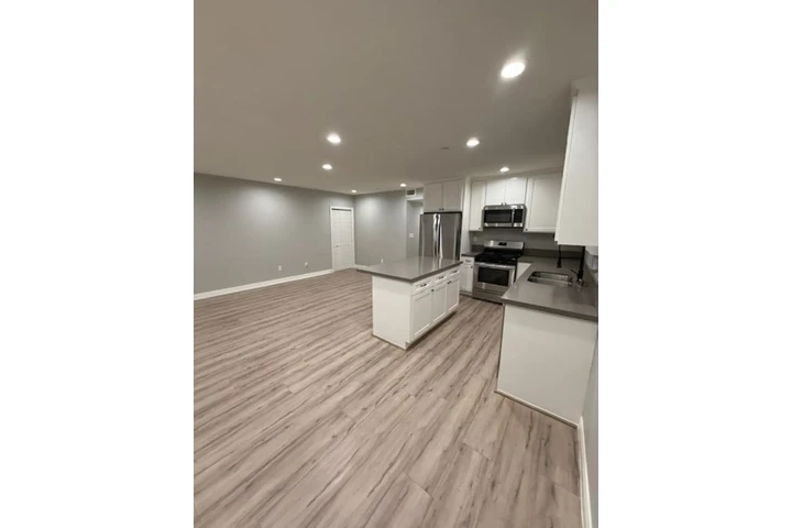 $1900 : 2BED Apt in West Gage Ave, LA image 5