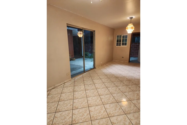 $1400 : Cuarto en Huntongton Park image 4