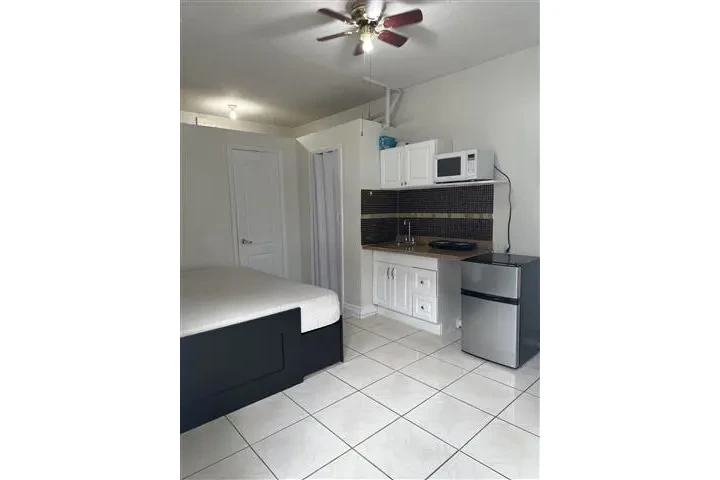 $1000 : Se Renta efficiency en Kendall image 4