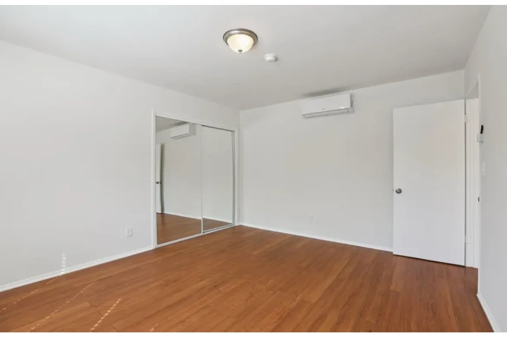 $2300 : 3 Bedroom Apt in West Adams image 6