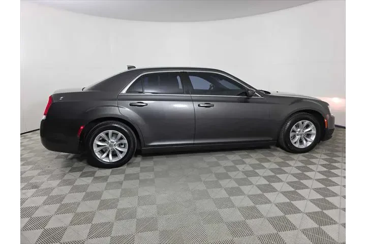 $25998 : Chrysler 300 2023 Touring 4d image 9