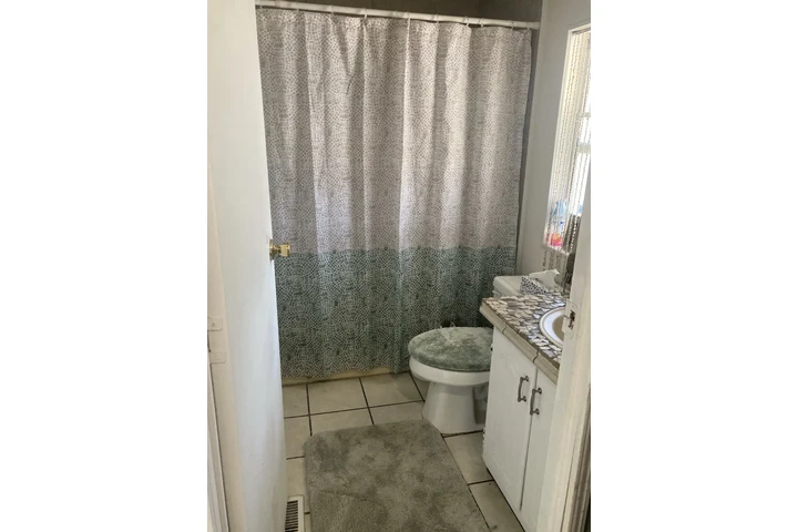 $1100 : Newhall / Cuarto image 2