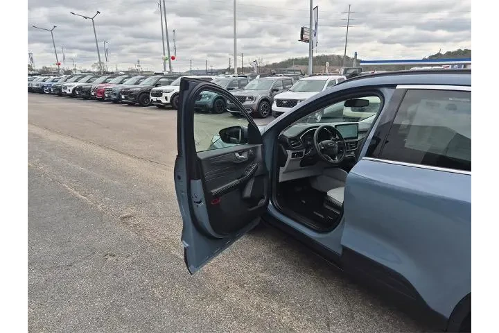 $28224 : Ford Escape Plug-In Hybrid 2 image 9