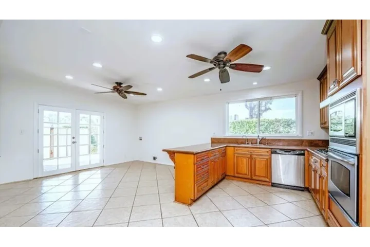 $2430 : Beautiful House in  West Adams image 4