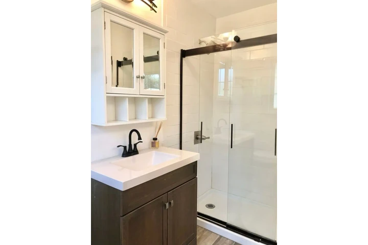 $2400 : 3 Bedroom house For Rent in LA image 8