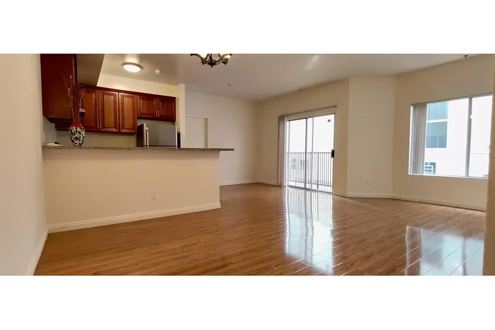 $2500 : 2bed 1ba available for rent image 3