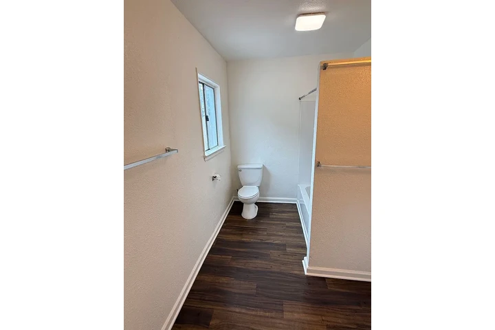 $800 : Single family home has 3 bedro image 3