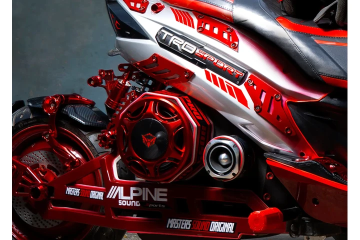 $5000 : Scooter Roja Personalizada image 2