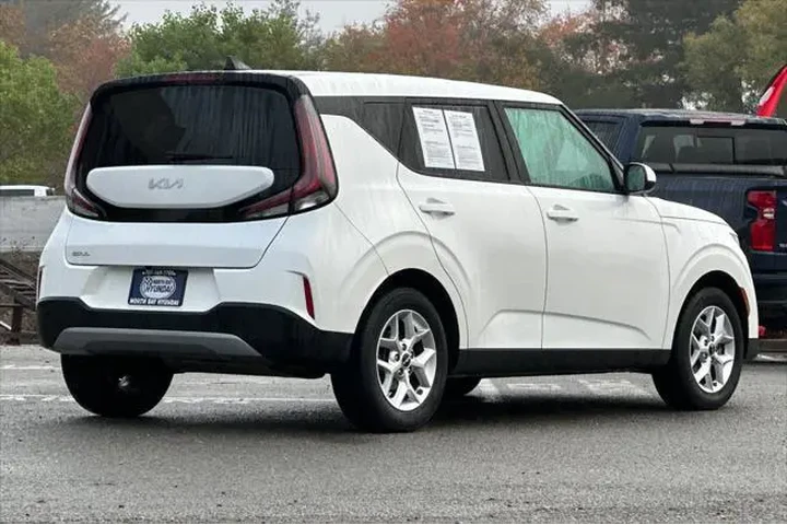 $16990 : Kia Soul 2024 LX 4dr Crossov image 4