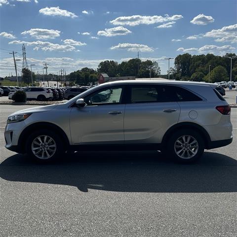 $15927 : PRE-OWNED 2019 KIA SORENTO LX image 2