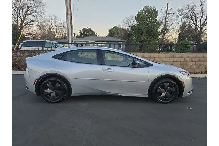 $26995 : Toyota Prius 2024 LE 4dr Hat image 3