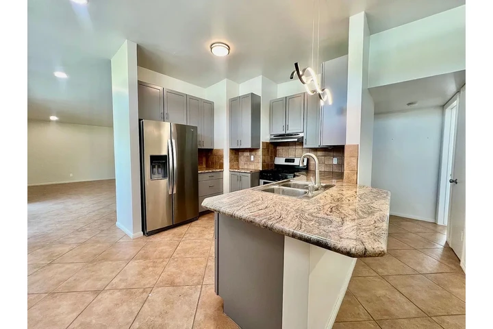 $1000 : 3 spacious bedrooms for rent image 3