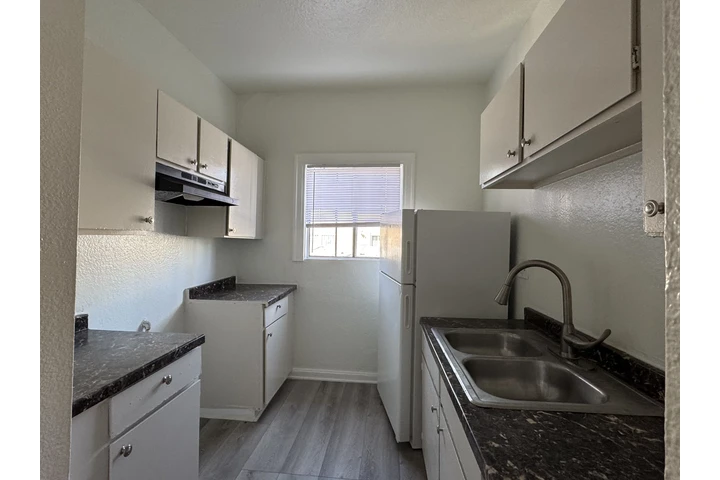 $1400 : Vermont / Leeward Ave Single image 3