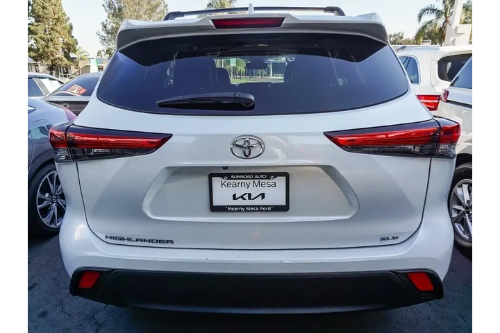 $31495 : Toyota Highlander 2023 L 4dr image 8
