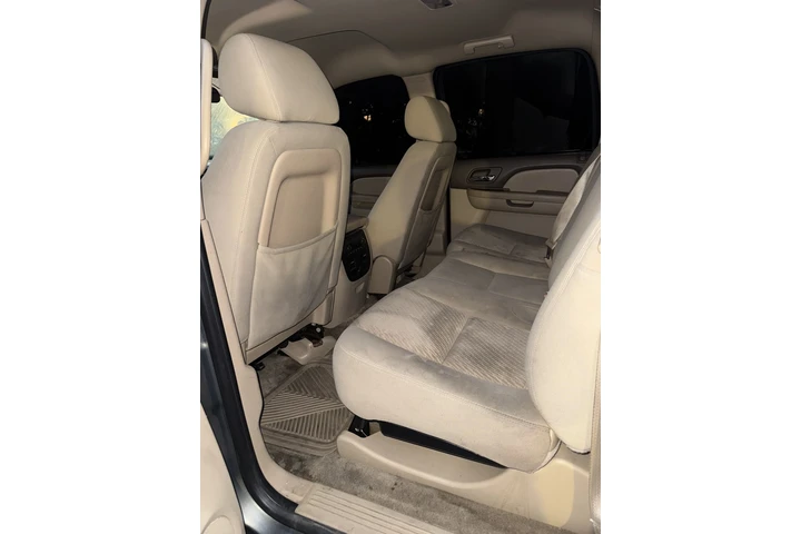 $6000 : 2011 Chevy avalanche image 6