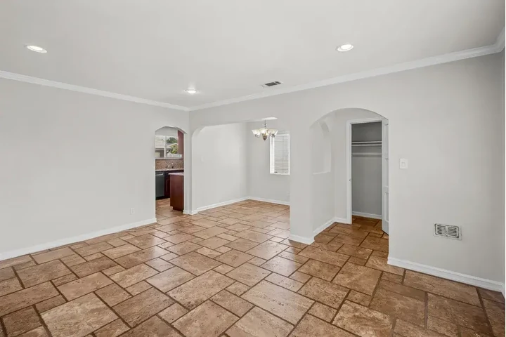 $1700 : Downey 🏠 Pet Friendly Renta image 2