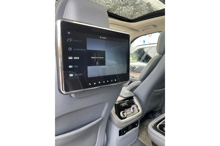 $44900 : Lincoln Navigator L Black Lab image 1