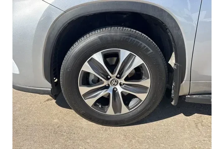 $37655 : Toyota Highlander 2024 LE 4d image 6