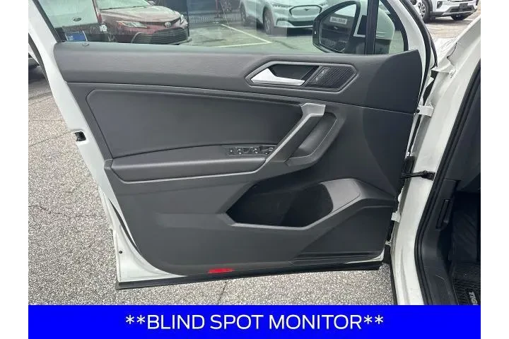 $16699 : Volkswagen Tiguan 2021 SE 4d image 10