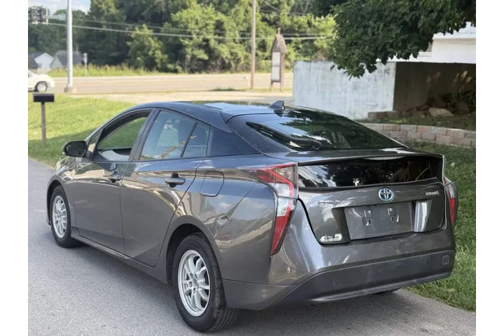 $7999 : 2016 Prius Two image 3