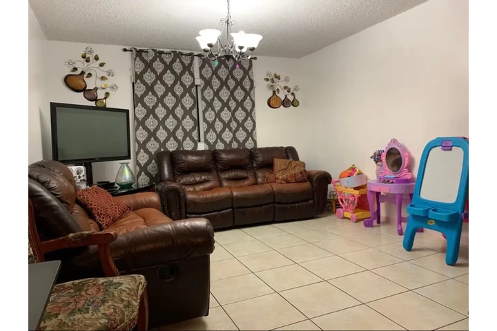 $2100 : GANGA EN HIALEAH image 1