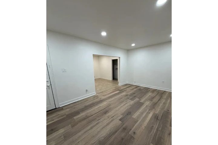 $980 : Fully Remodeled 2-Bedroom image 4