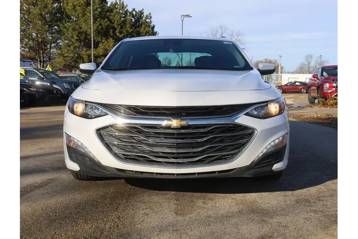 $17777 : Chevrolet Malibu 2024 LT 4dr image 2