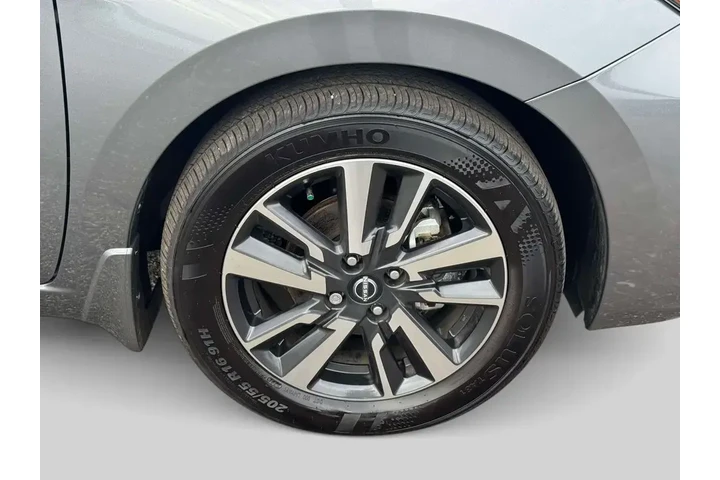 $17625 : Nissan Versa 2025 SV 4dr Sed image 8