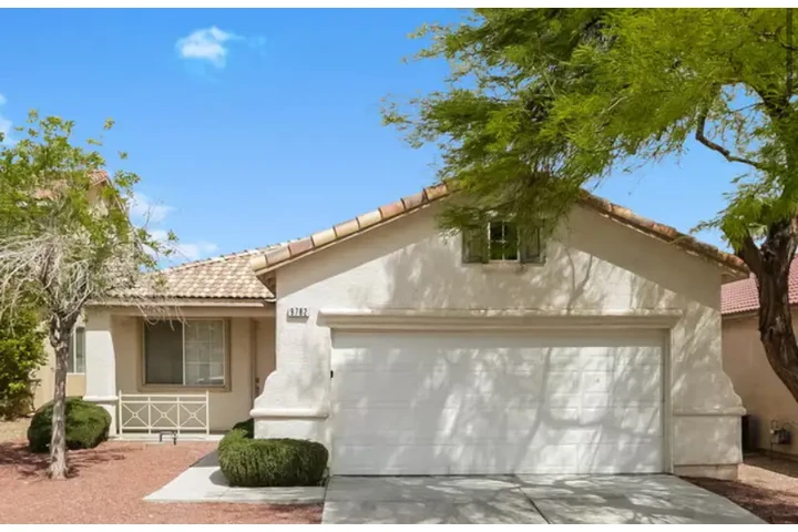 $2300 : Available 3bed/2bath in NV USA image 2