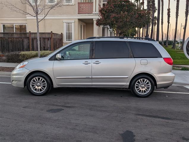 $12988 : 2010 Sienna XLE Ltd image 9