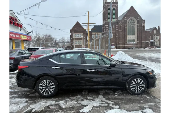 2024 Altima 2.5 SV image 5