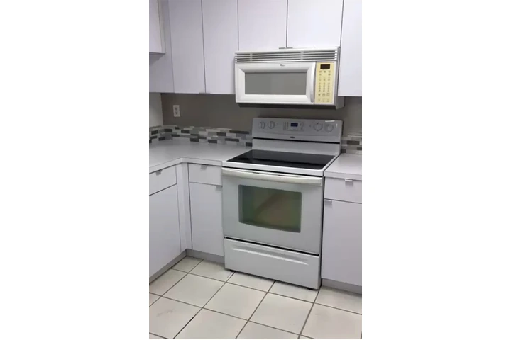 $2350 : Kendall first Floor For Rent image 3