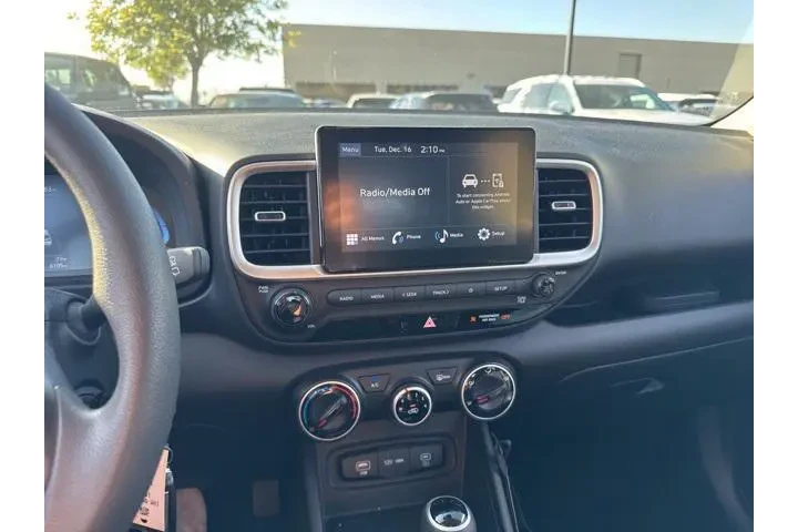 $19900 : Hyundai VENUE 2024 SE 4dr Cr image 8