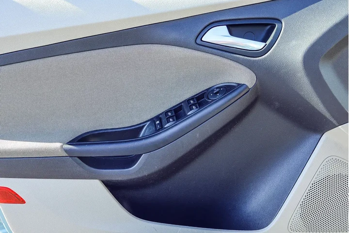 $6000 : Ford Focus 2012 SE 4dr Sedan image 8