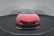 $28000 : PRE-OWNED 2021 TOYOTA CAMRY H thumbnail