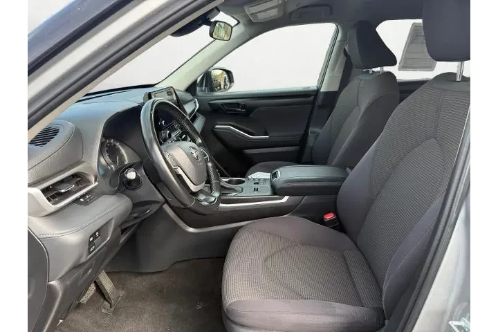 $33902 : Toyota Highlander 2023 L 4dr image 9
