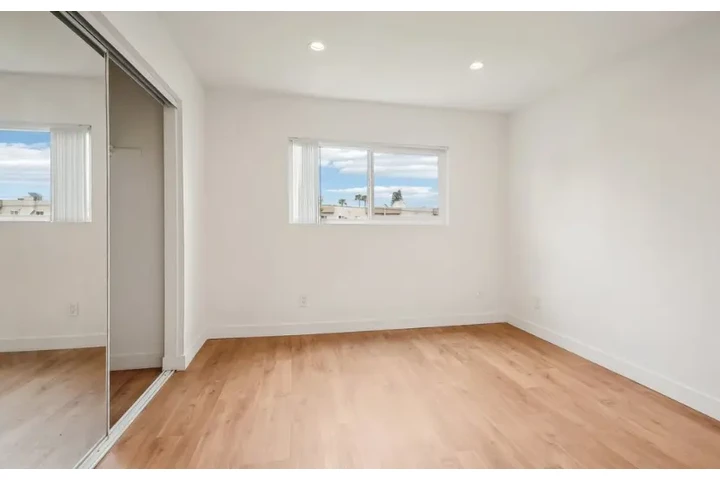 $2350 : Los Angeles image 6