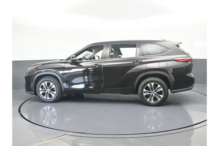 $25489 : Toyota Highlander 2021 XLE 4 image 3