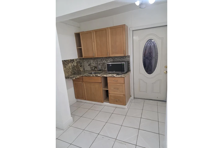 $1500 : Efficiency -Miami/Westchester image 3