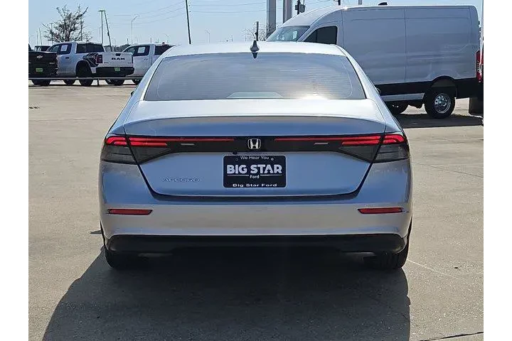 $25581 : Honda Accord 2025 LX 4dr Sed image 4