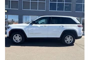 $30995 : 2023 Grand Cherokee Laredo 4x4 thumbnail