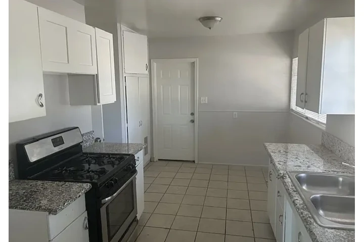 $950 : newly carpeted newer flooring image 4