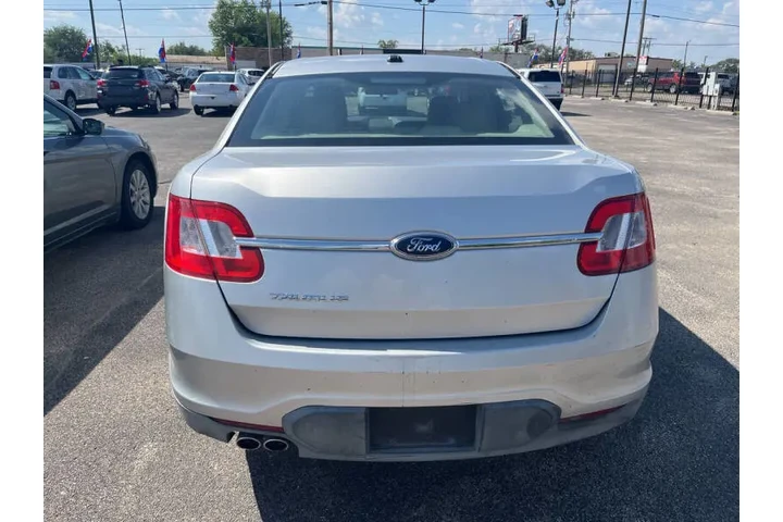 2010 Taurus SE image 3