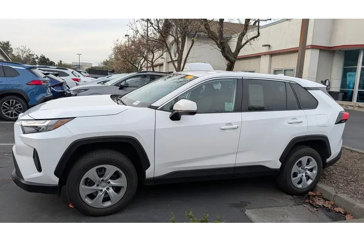 $27995 : 2023 RAV4 LE image 2