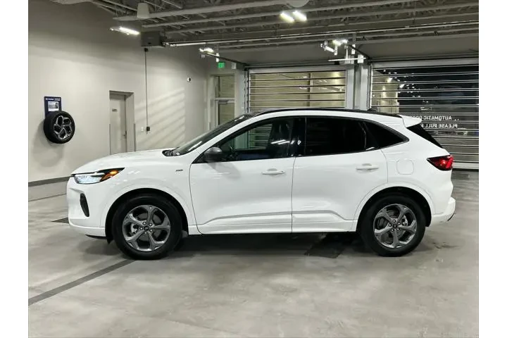 $22190 : Ford Escape 2023 AWD ST-Line image 2
