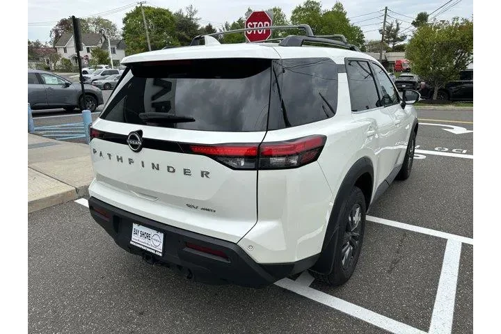 $27773 : Nissan Pathfinder 2024 AWD S image 5
