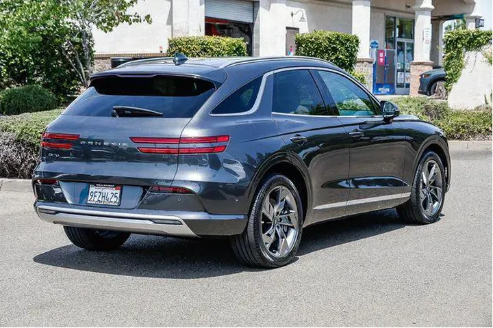 $37798 : Genesis Electrified GV70 202 image 5