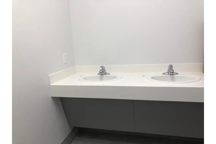 Plomero a su servicio feliz image 1