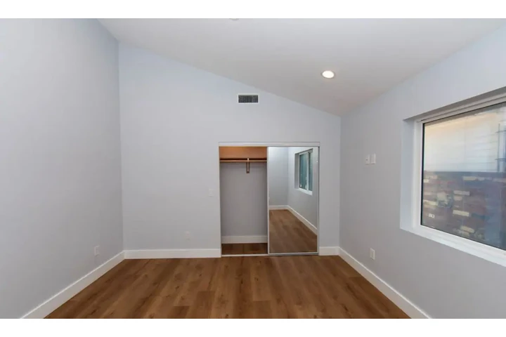 $2460 : 3 Bedroom House in East LA image 8
